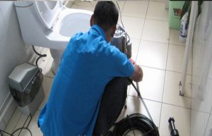 Thông bồn cầu huyện Tân Hưng giá 100K bảo hành 6 năm
