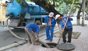 Nạo vét hố ga ở Tân Phú